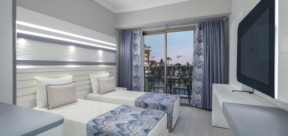 Blue Marlin Deluxe Spa & Resort - All Inclusive — Hotel rooms in Alanya