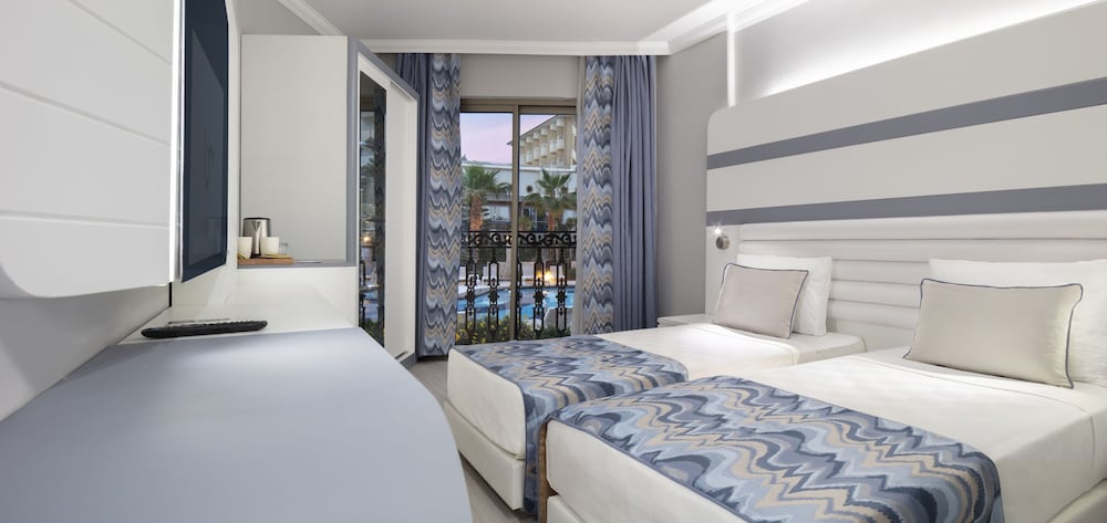 Blue Marlin Deluxe Spa & Resort - All Inclusive — Hotel rooms in Alanya