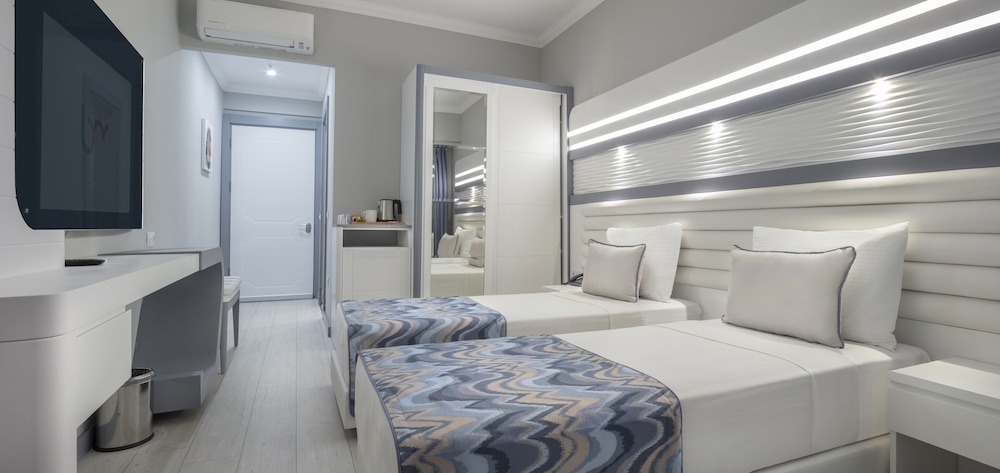 Blue Marlin Deluxe Spa & Resort - All Inclusive — Hotel rooms in Alanya