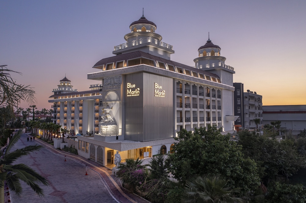 Blue Marlin Deluxe Spa & Resort - All Inclusive — Hotel building in Alanya