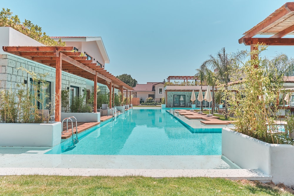The Pearl Ölüdeniz — Swimming pool in Fethiye, Mugla