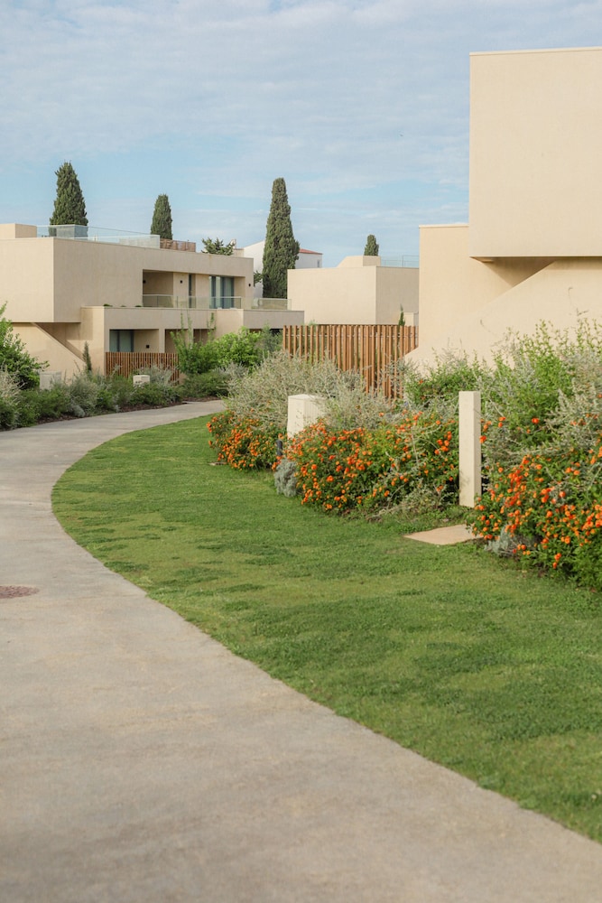 White Shell Beach Villas — Hotel building in Armação de Pêra, Faro