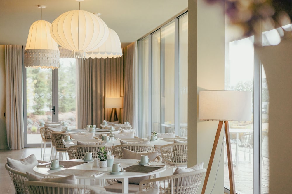 White Shell Beach Villas — Restaurant & bars in Armação de Pêra, Faro