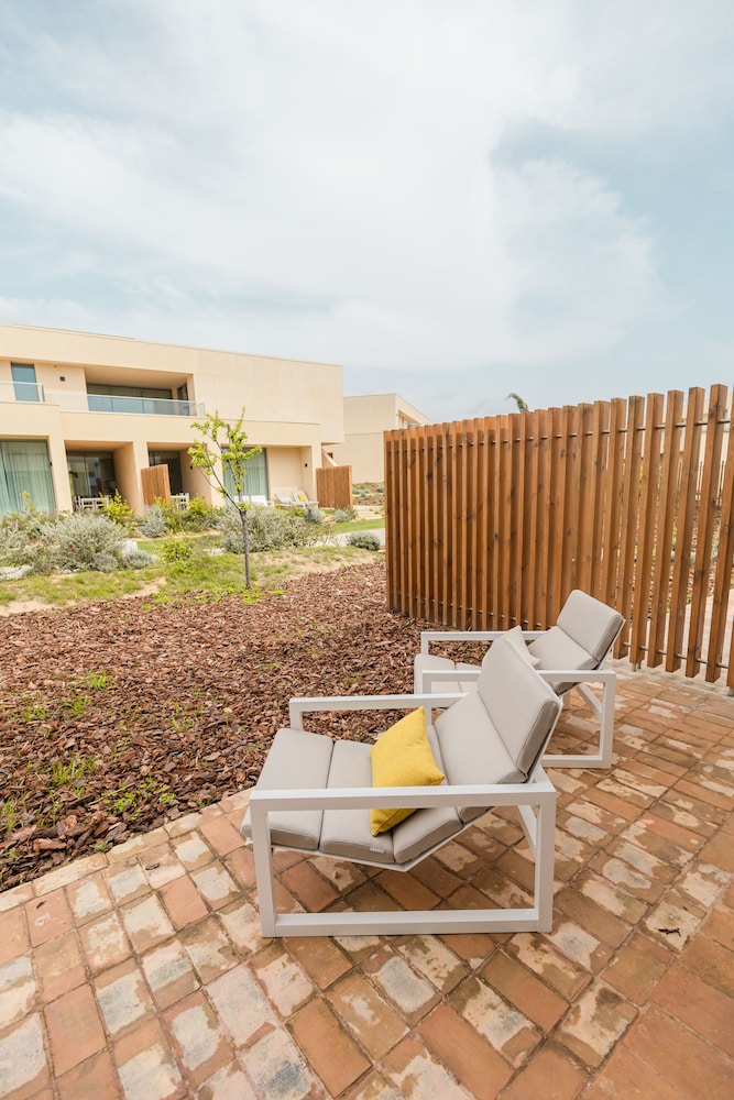 White Shell Beach Villas — Hotel building in Armação de Pêra, Faro