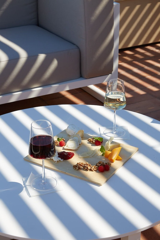 White Shell Beach Villas — Restaurant & bars in Armação de Pêra, Faro