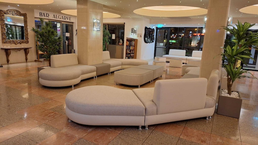 Hotel Apartamento Brisa Sol — Hotel building in Albufeira, Faro