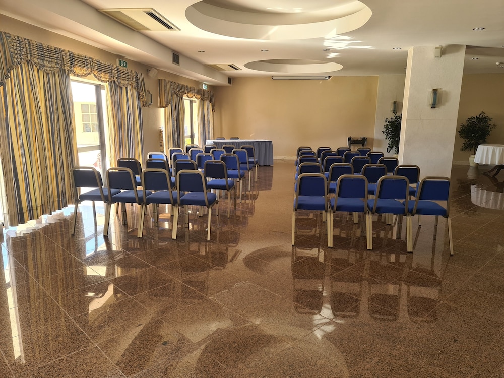 Hotel Apartamento Brisa Sol — Hotel building in Albufeira, Faro