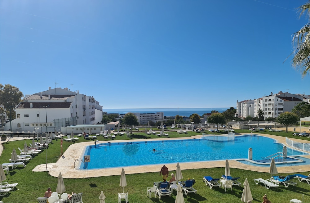 Hotel Apartamento Brisa Sol — Swimming pool in Albufeira, Faro