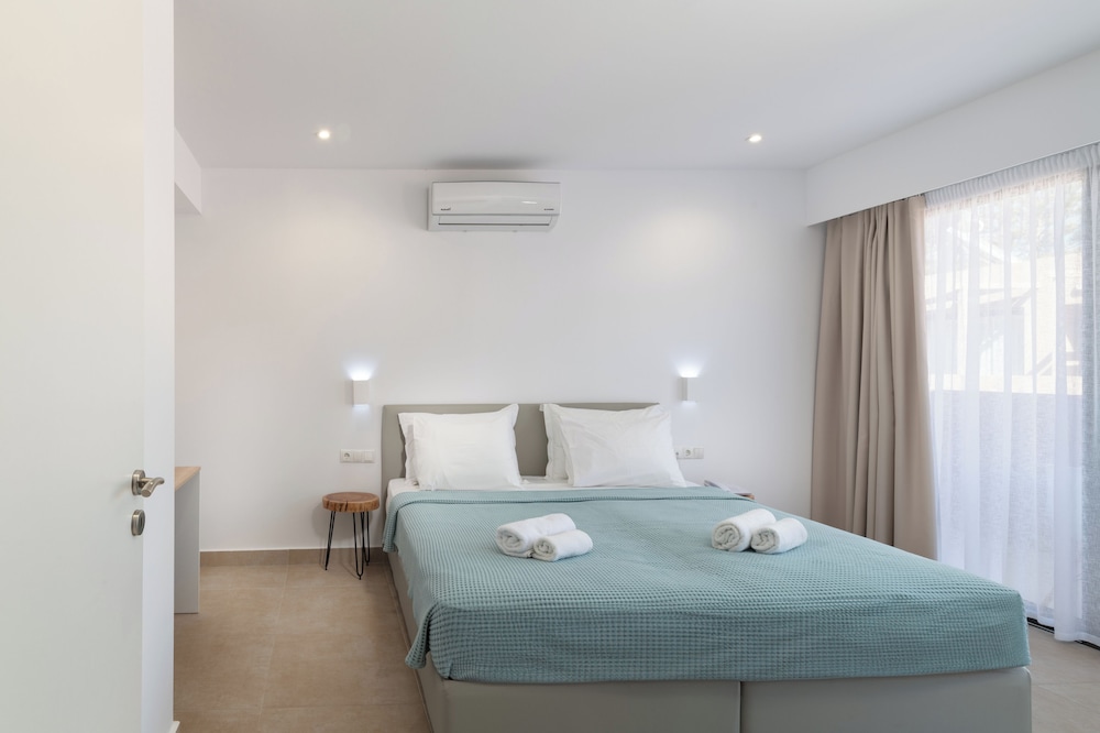 Golden Bee Lifestyle — Hotel rooms in Stalida