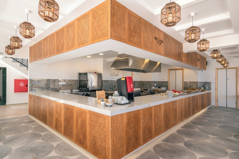 Golden Bee Lifestyle — Restaurant & bars in Stalida