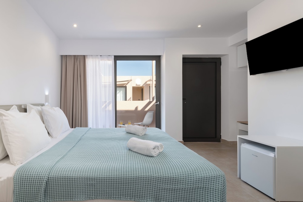 Golden Bee Lifestyle — Hotel rooms in Stalida
