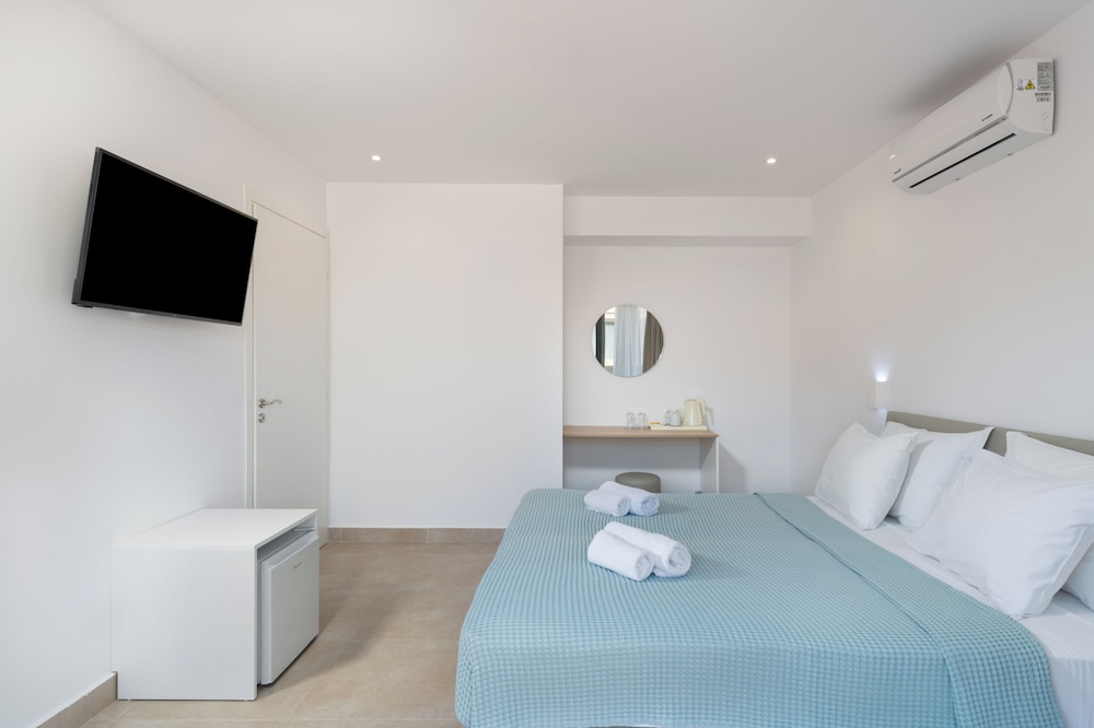 Golden Bee Lifestyle — Hotel rooms in Stalida