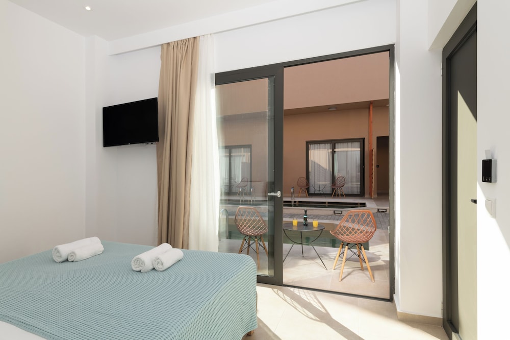 Golden Bee Lifestyle — Hotel rooms in Stalida