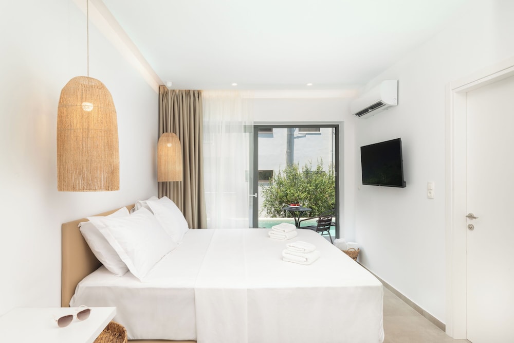 Golden Bee Lifestyle — Hotel rooms in Stalida