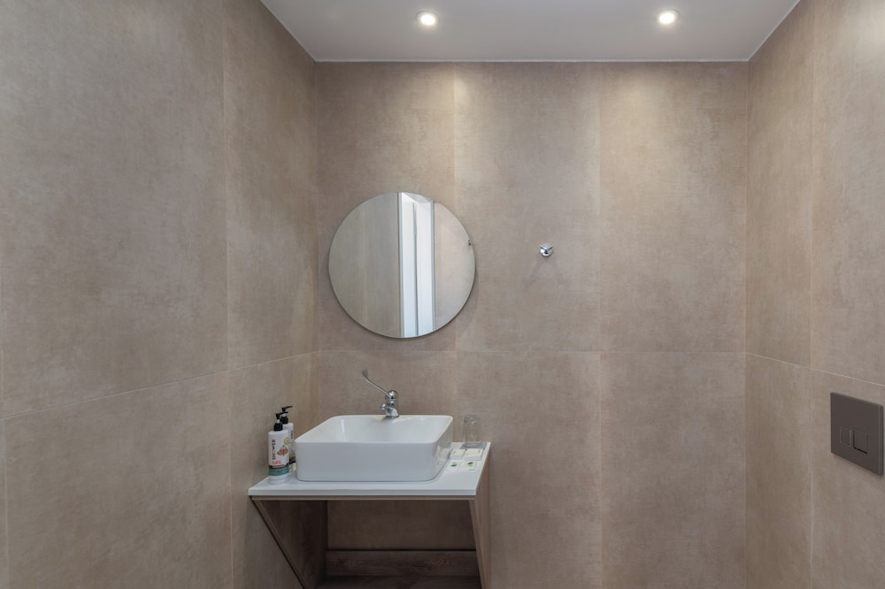 Golden Bee Lifestyle — Hotel rooms in Stalida