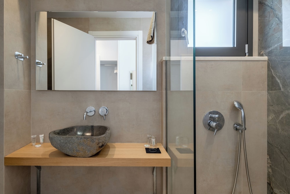 Golden Bee Lifestyle — Hotel rooms in Stalida