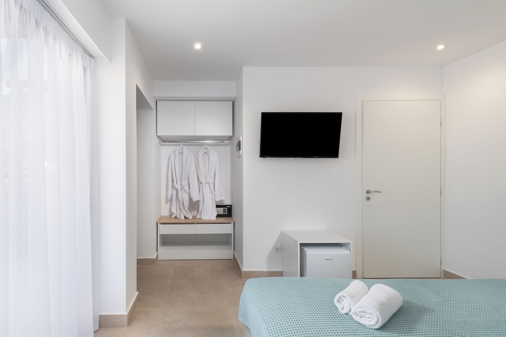 Golden Bee Lifestyle — Hotel rooms in Stalida