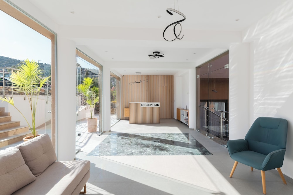 Golden Bee Lifestyle — Hotel building in Stalida