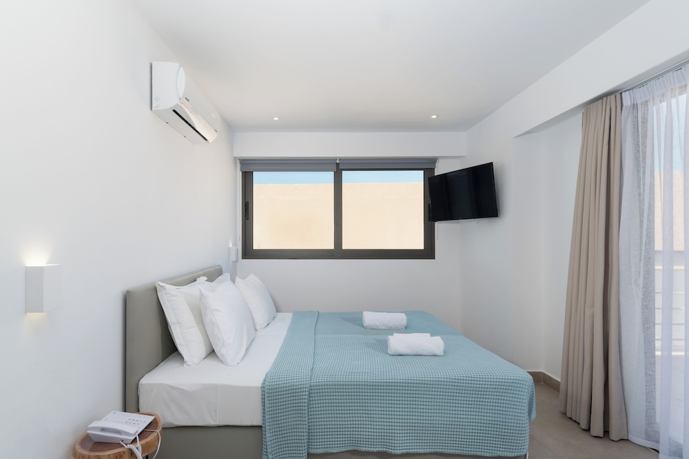 Golden Bee Lifestyle — Hotel rooms in Stalida