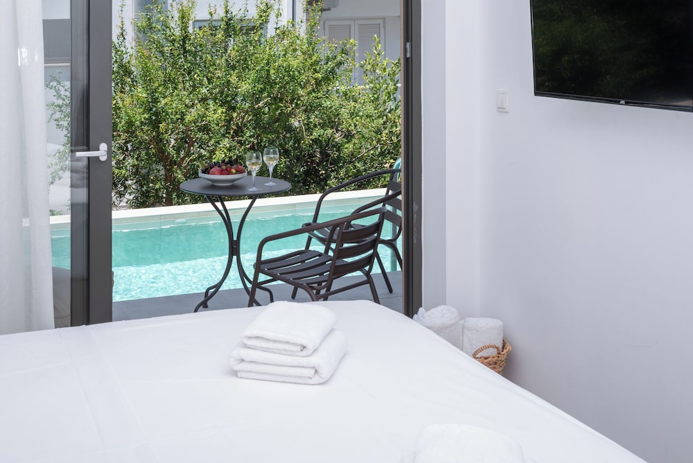 Golden Bee Lifestyle — Hotel rooms in Stalida