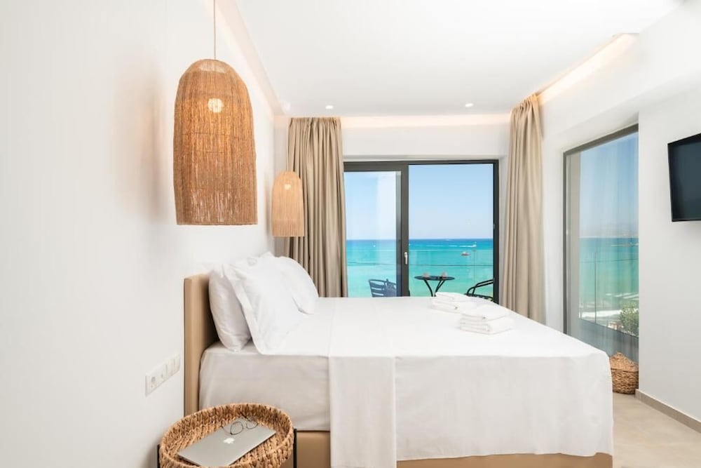 Golden Bee Lifestyle — Hotel rooms in Stalida