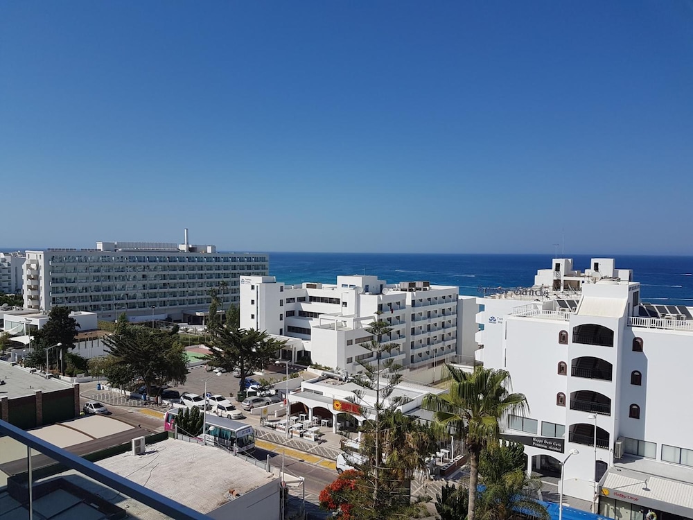 Melini Hotel Suites — Hotel building in Protaras, Famagusta Region