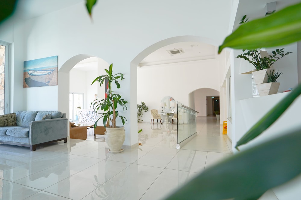 Melini Hotel Suites — Hotel building in Protaras, Famagusta Region