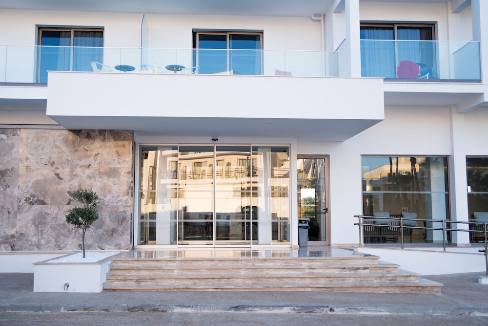 Mandali Hotel — Hotel building in Protaras, Famagusta Region