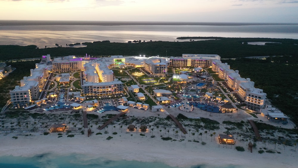 Planet Hollywood Cancun by Royalton, An Autograph Collection All-Inclusive Resort — Hotel building in Playa Mujeres, Quintana Roo