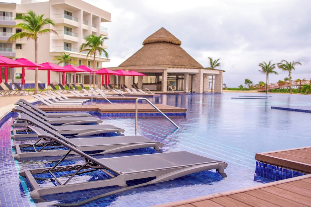 Planet Hollywood Cancun by Royalton, An Autograph Collection All-Inclusive Resort — Swimming pool in Playa Mujeres, Quintana Roo