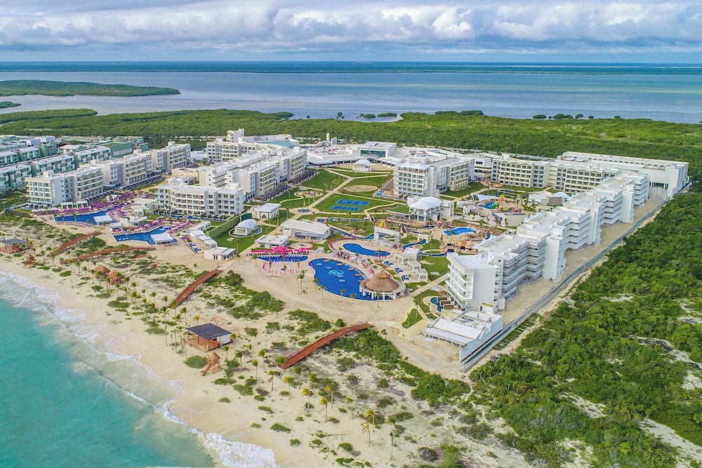 Planet Hollywood Cancun by Royalton, An Autograph Collection All-Inclusive Resort — Hotel building in Playa Mujeres, Quintana Roo