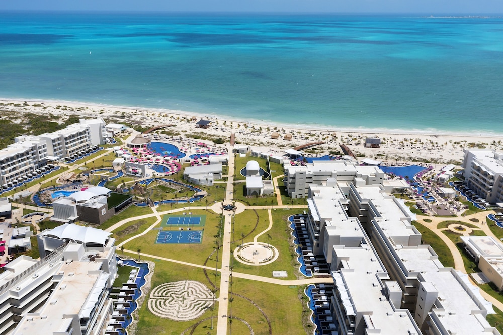 Planet Hollywood Cancun by Royalton, An Autograph Collection All-Inclusive Resort — Hotel building in Playa Mujeres, Quintana Roo