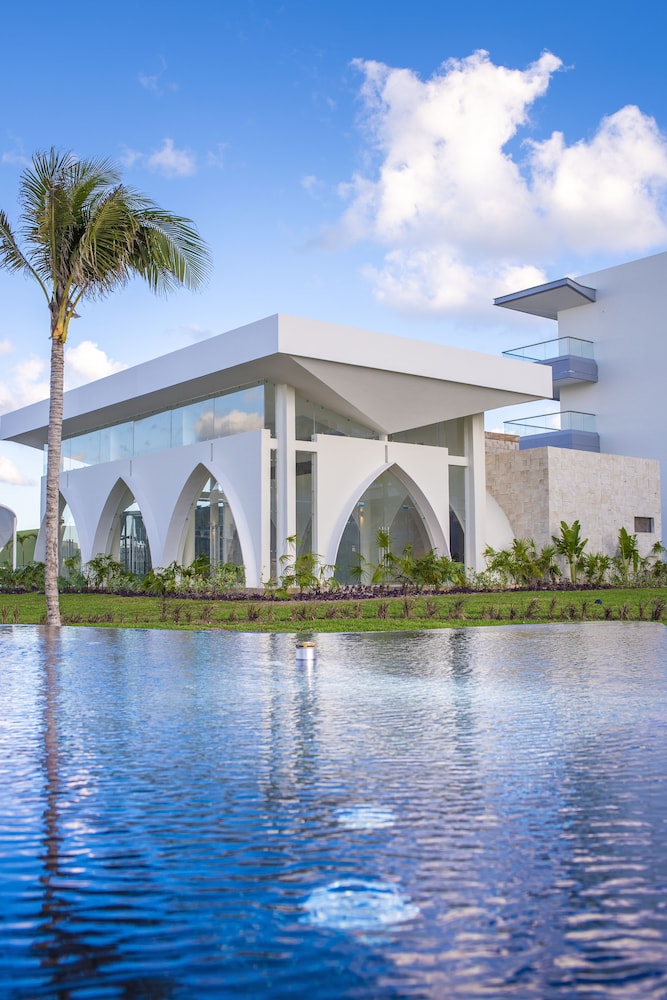 Planet Hollywood Cancun by Royalton, An Autograph Collection All-Inclusive Resort — Hotel building in Playa Mujeres, Quintana Roo