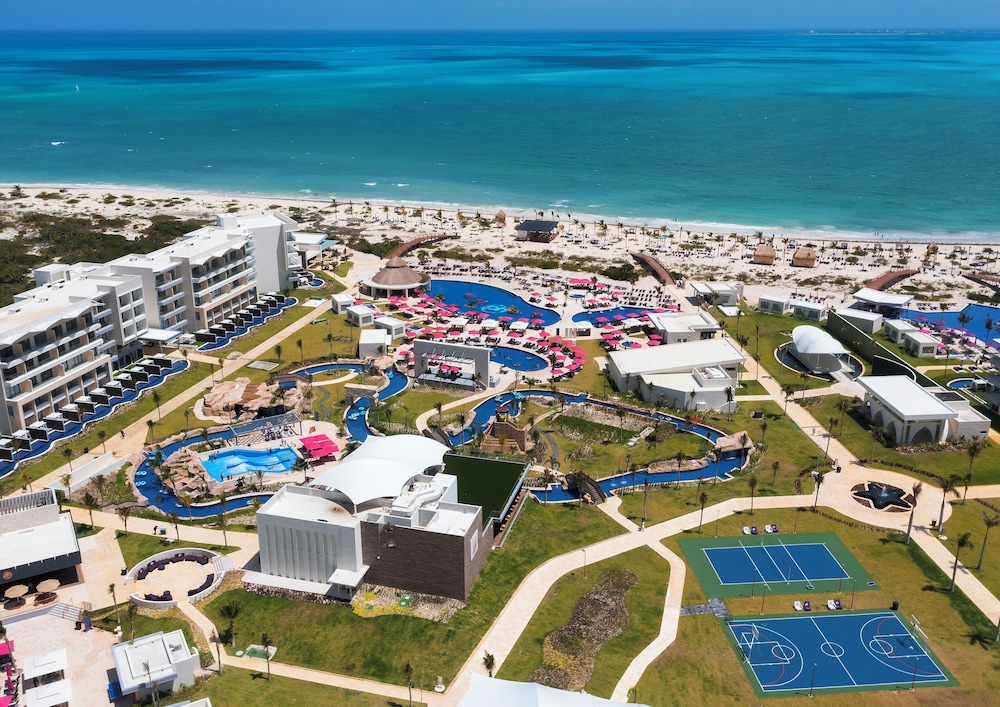 Planet Hollywood Cancun by Royalton, An Autograph Collection All-Inclusive Resort — Hotel building in Playa Mujeres, Quintana Roo