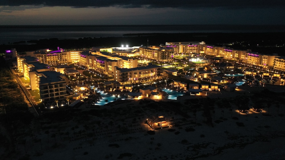 Planet Hollywood Cancun by Royalton, An Autograph Collection All-Inclusive Resort — Hotel building in Playa Mujeres, Quintana Roo