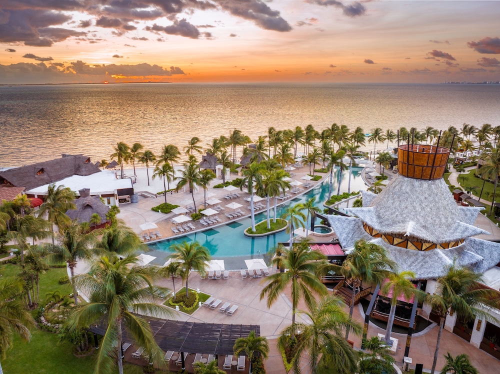 Elite Vacation Club — Swimming pool in Playa Mujeres, Quintana Roo