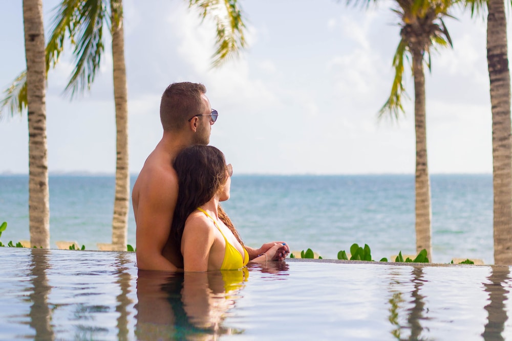 Elite Vacation Club — Swimming pool in Playa Mujeres, Quintana Roo