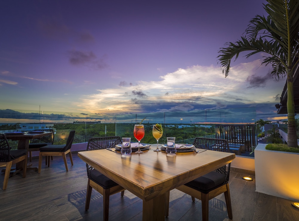 Mvngata Beach Hotel — Restaurant & bars in Playa del Carmen, Quintana Roo