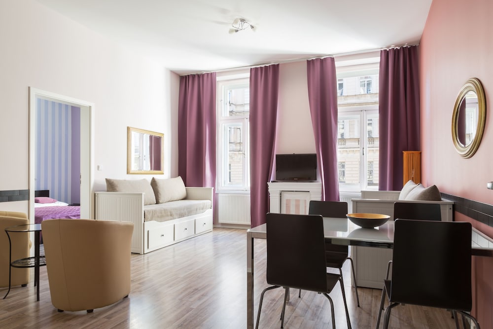 Royal Court Apartments — Hotel rooms in Prague, Prague