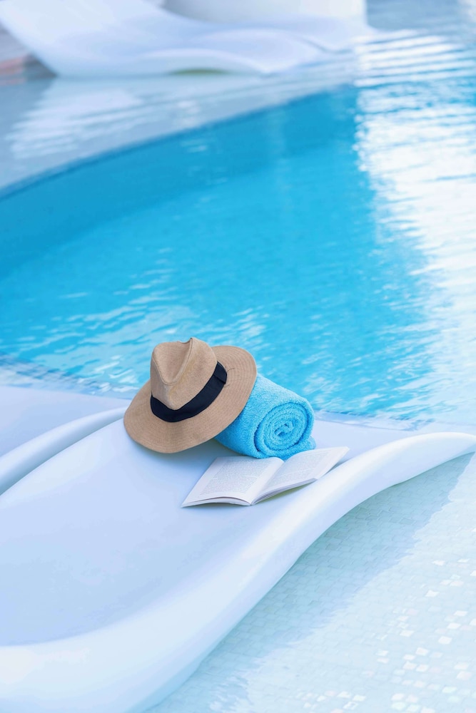 Hyatt Centric Jumeirah Dubai — Swimming pool in Dubai