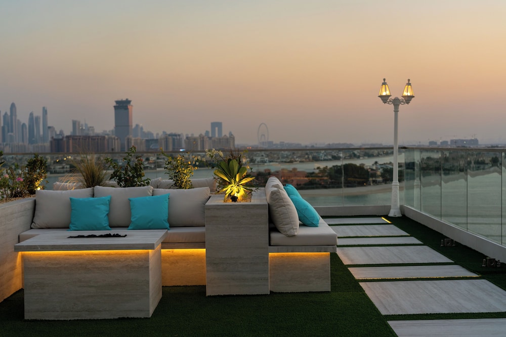 C Central Hotel and Resort The Palm — Restaurant & bars in Dubai