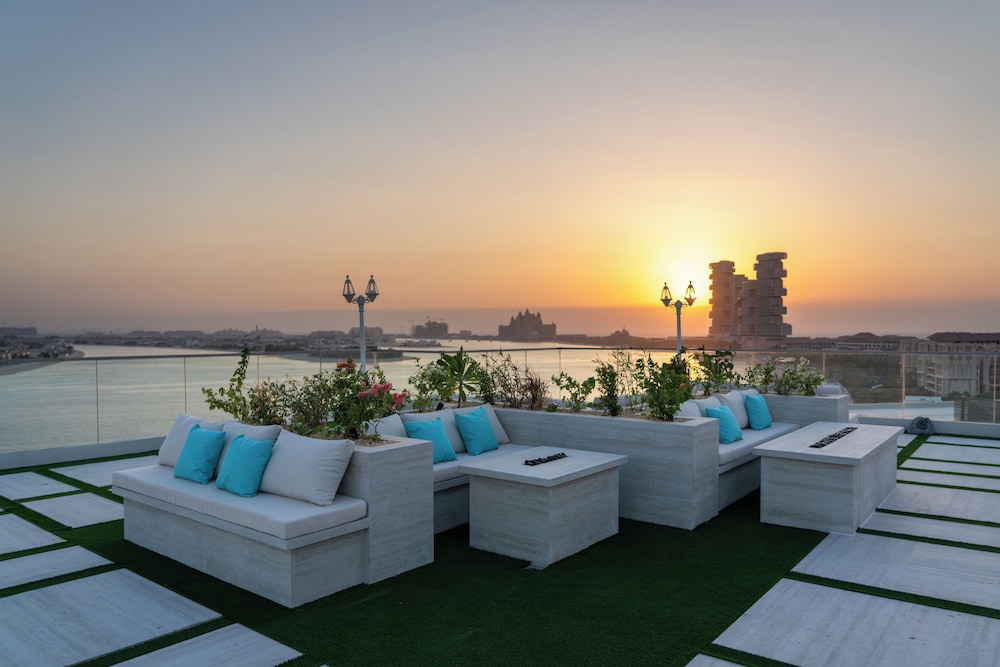 C Central Hotel and Resort The Palm — Restaurant & bars in Dubai
