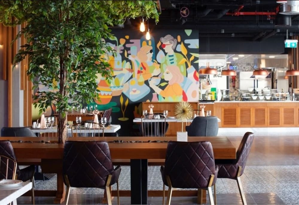 C Central Hotel and Resort The Palm — Restaurant & bars in Dubai