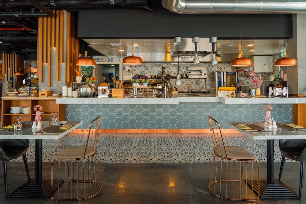 C Central Hotel and Resort The Palm — Restaurant & bars in Dubai
