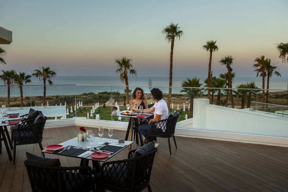 Leonardo Crystal Cove & Spa by the sea - Adults Only — Restaurant & bars in Protaras, Famagusta Region