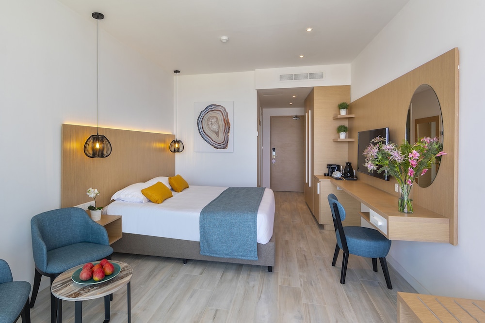 Leonardo Crystal Cove & Spa by the sea - Adults Only — Hotel rooms in Protaras, Famagusta Region