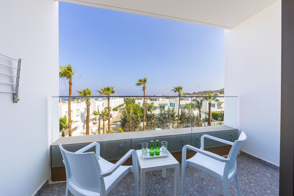 Leonardo Crystal Cove & Spa by the sea - Adults Only — Hotel rooms in Protaras, Famagusta Region