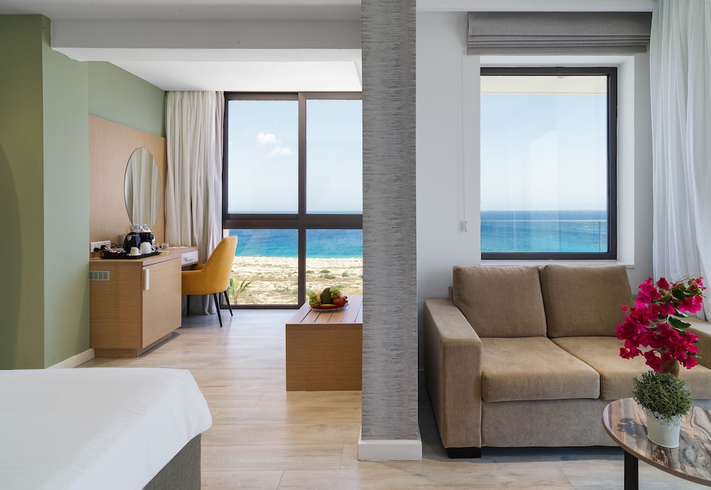 Leonardo Crystal Cove & Spa by the sea - Adults Only — Hotel rooms in Protaras, Famagusta Region