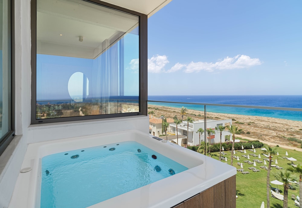Leonardo Crystal Cove & Spa by the sea - Adults Only — Hotel rooms in Protaras, Famagusta Region