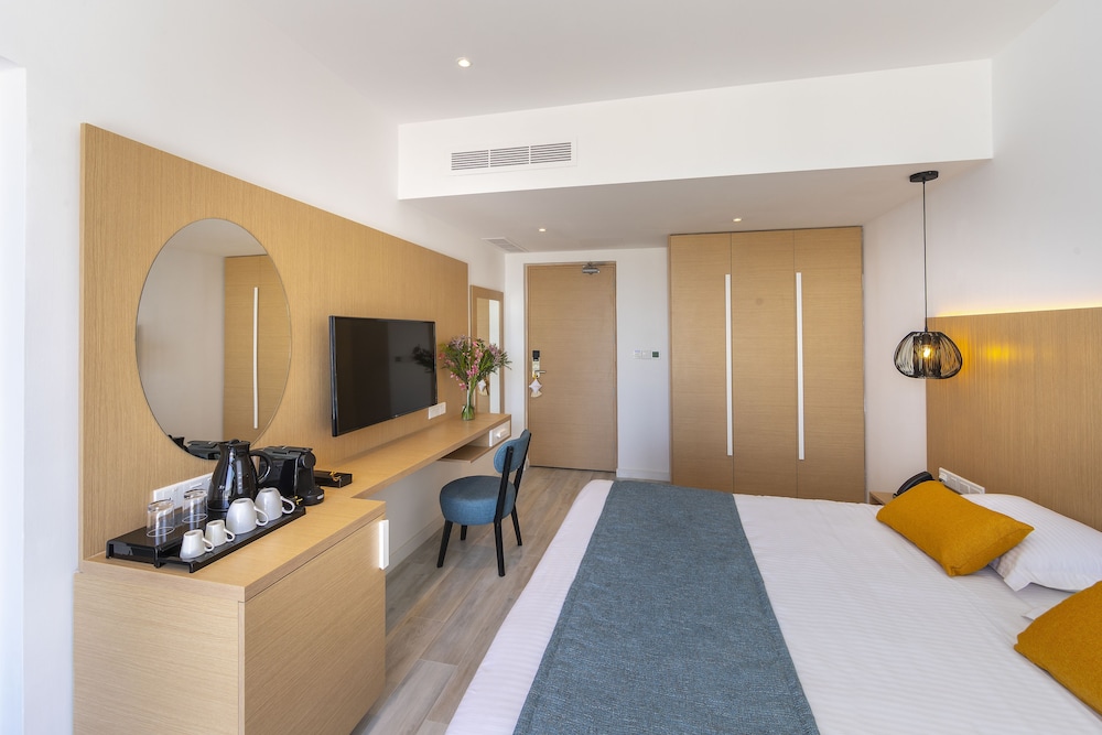 Leonardo Crystal Cove & Spa by the sea - Adults Only — Hotel rooms in Protaras, Famagusta Region